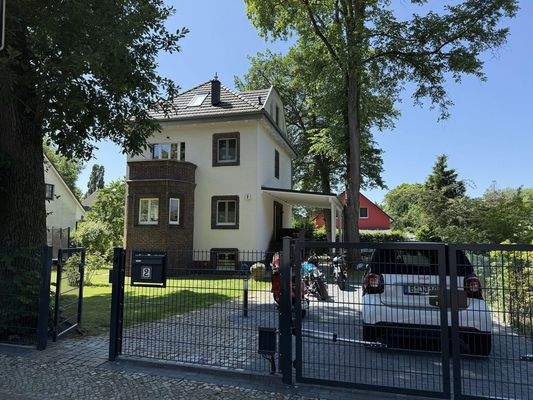 Auffahrt und elektrik. Tor