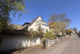Ansicht mit Garagen