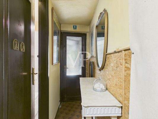 antibagno e porta uscita esterno cortile interno 