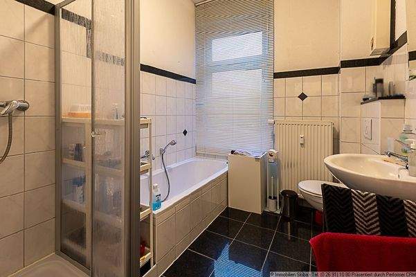 Badezimmer OG-Wohnung