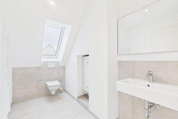 Lichtdurchflutetes Badezimmer