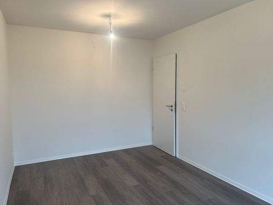 Leerer Raum mit Holzboden