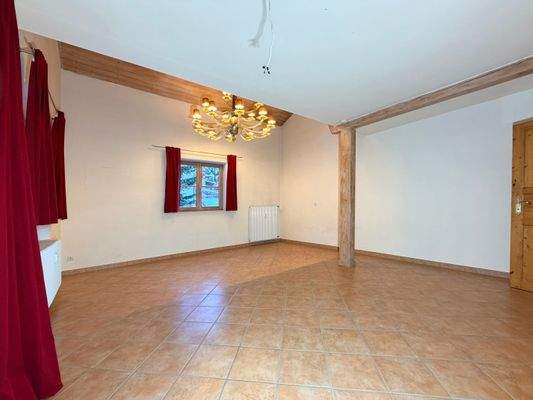 Großzügiges Wohnzimmer mit Balkonzugang (OG)