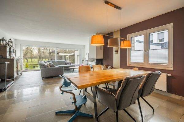 Blick vom Esszimmer ins Wohnzimmer