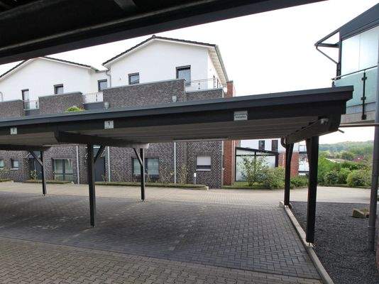 Überdachter PKW-Stellplatz