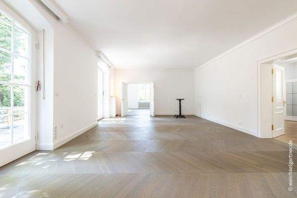 Großer Saal mit Terrasse