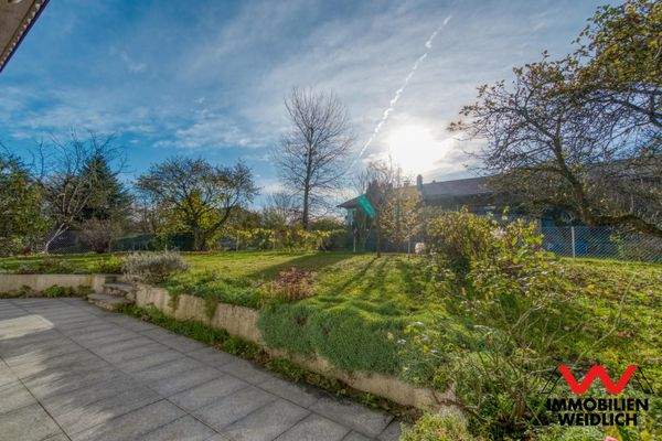 Sonnige Süd-Terrasse mit Blick in den Garten