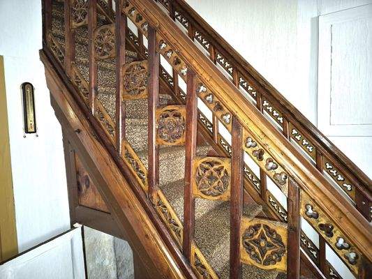 Stiege mit kunstvollen Schnitzereien