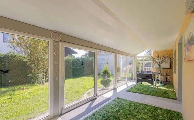 Großer sonniger Wintergarten