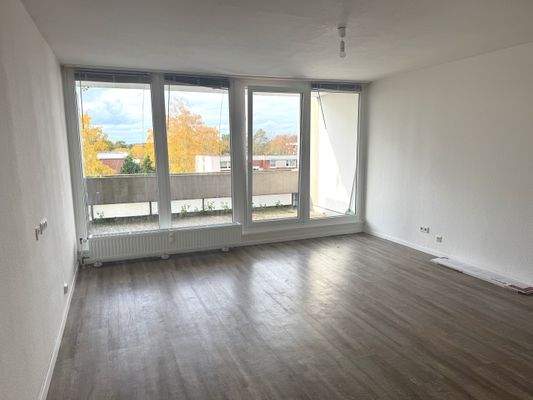 Wohnzimmer mit Balkon