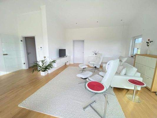 Wohnbereich mit Blick zum Arbeitszimmer