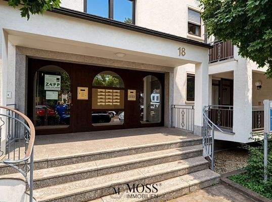 freundlicher Hauseingang und Briefkästen