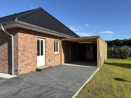 Seiteneingang mit Carport