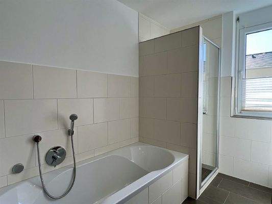 Modernes Tageslichtbad im OG mit fast bodengleiche