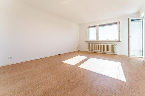 Wohnzimmer mit Balkonzugang.