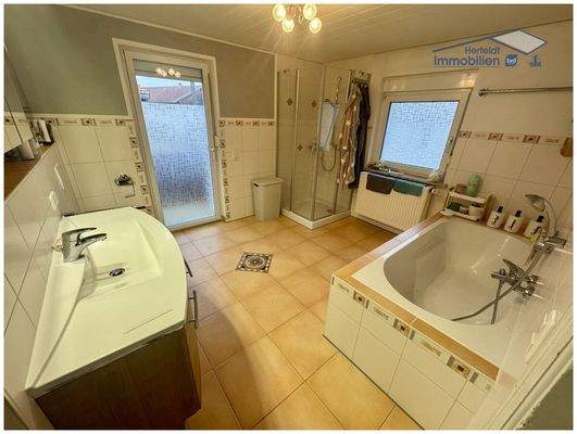 Modernes, schickes Badezimmer