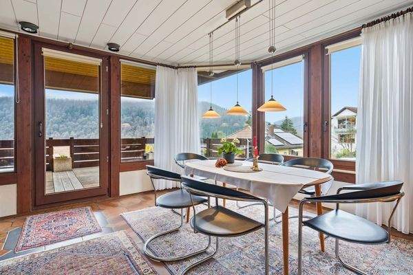 Große Fenster bringen Licht in die Räume