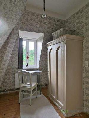 kleiner Schreibtisch und Kleiderschrank