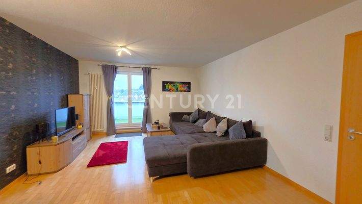 Modernes Wohnzimmer mit Zugang zu dem wunderschönen Balkon