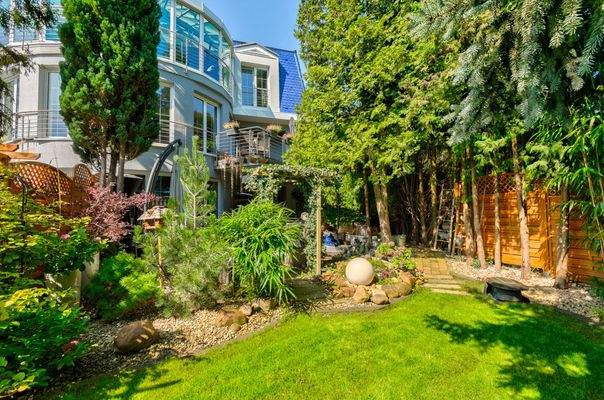 Terrasse mit gepflegtem Garten