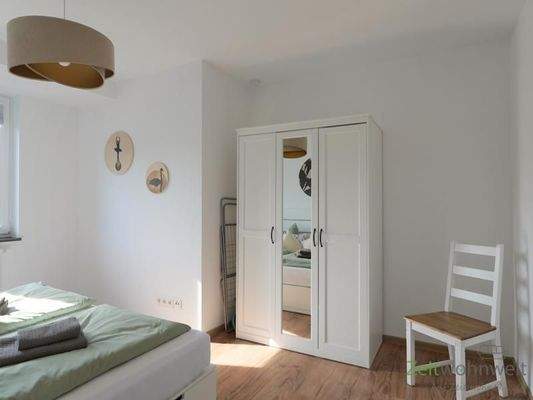 Blick zum Kleiderschrank