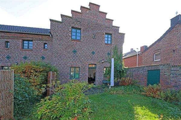 Hausrückansicht mit Garten 