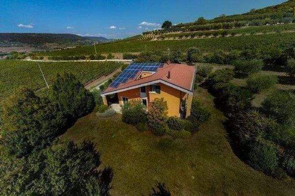 Moderne Villa in saften Hügeln 