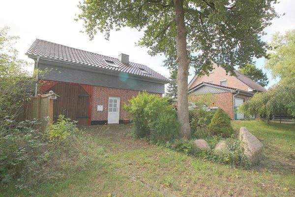 Eingangsbereich mit Remise Nebenhaus