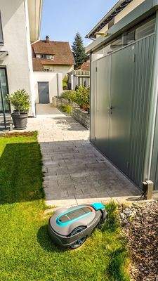 hinterer Weg von Garten zur Garage