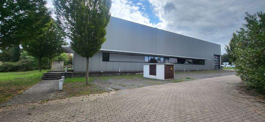 INDUSTRIEHALLE MIT BÜROS + PARKPLÄTZE VON 2008