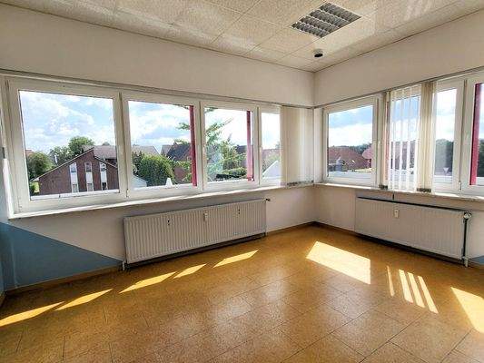 Große Fensterfront für Wärme und Licht