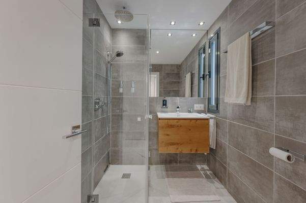 2nd master bathroom Villa Cala Vinyes