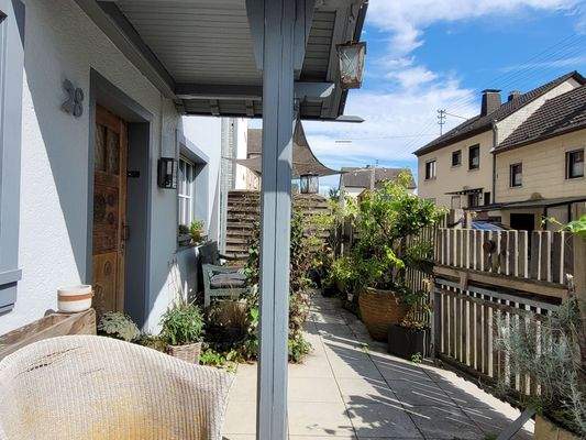 vor dem Haus in der Sonne sitzen