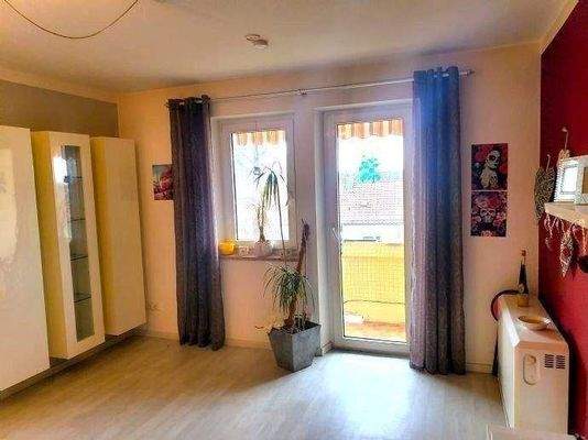 Helles Wohnzimmer mit Zugang zur Loggia