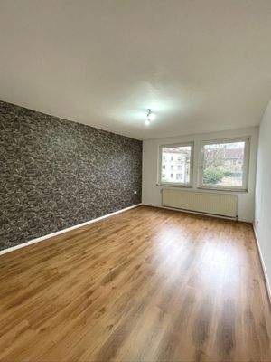 Helles Wohnzimmer mit Fenster