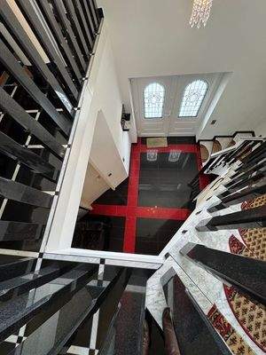 Treppe_Blick nach unten zum Eingangsbreich