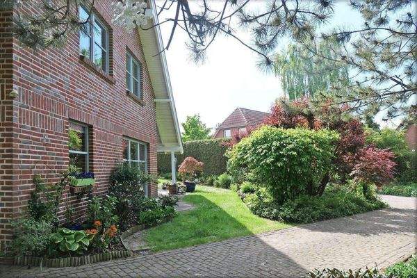 Hausvorderseite  mit Vorgarten und Zufahrt