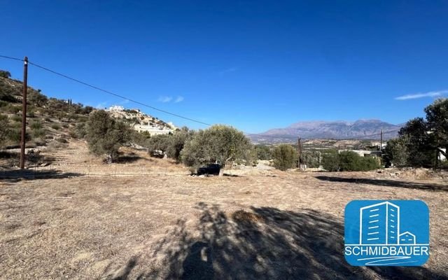 Kreta, Kamilari: Grundstück mit Blick auf das Dorf und die Berge zu verkaufen