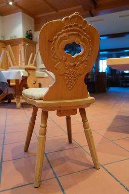 feine Schnitzereien in der Gaststube