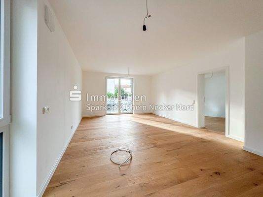 Blick von Küche in Wohnzimmer