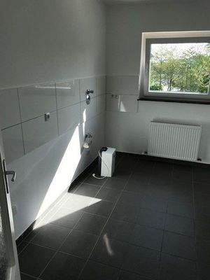 BEISPIELBILD: Küche mit weißen Wandfliesen und grauen Bodenfliesen