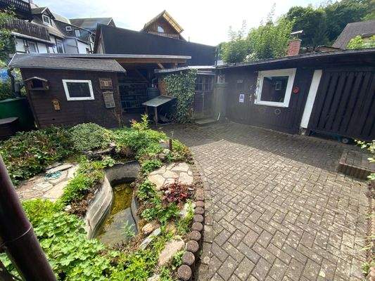 Nebengebäude und Garage