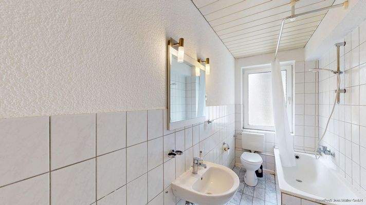 Badezimmer mit Badewanne