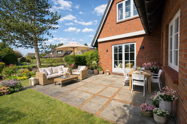 Einladende und sonnige Terrassen