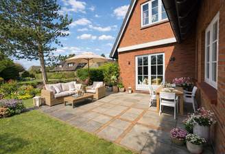 Einladende und sonnige Terrassen