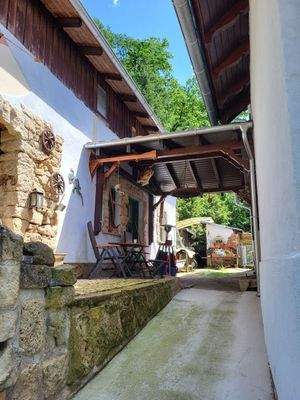 kleiner Hof zwischen Haupt- und Nebengebäude