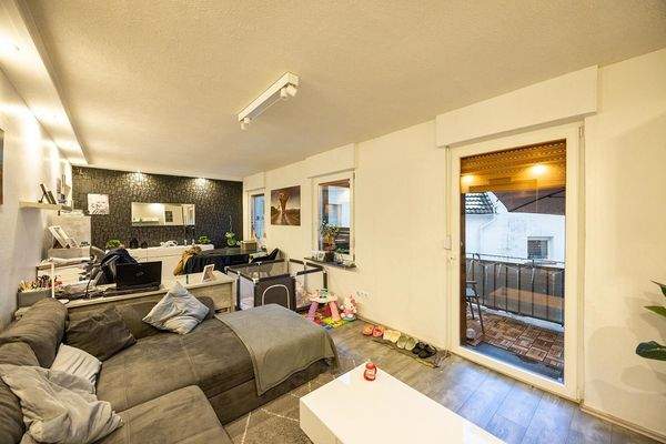 Haupthaus, OG:, Wohnzimmer mit Zugang zum Balkon