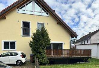 Ansicht mit Terrasse und Garten