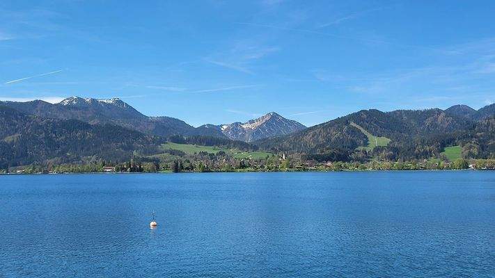 Bad Wiessee liegt eingebettet zwischen dem....