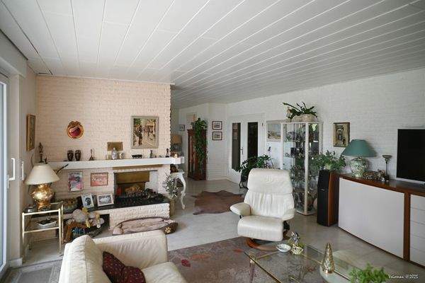 2048 VoicFZB_4222.jpg